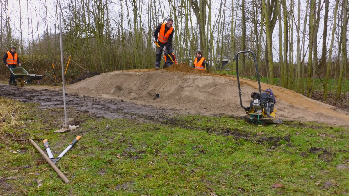 Bouwen in de regen op klusdag&nbsp;2